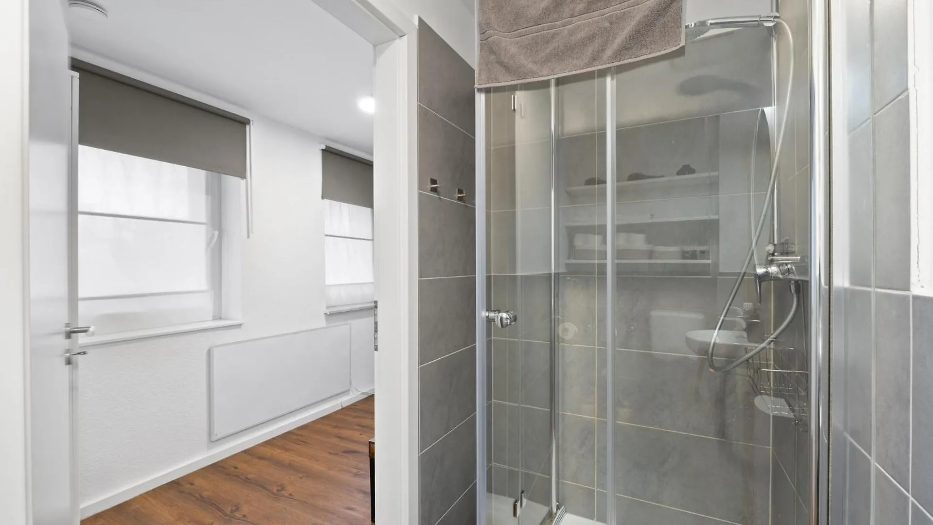 Modernes Apartement Am Rhein In Ruhiger Lage Cologne Apartment